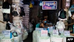 ရန်ကုန်မြို့ ဈေးတခုမှာ မျက်နှာဖုံးတပ် ဈေးရောင်းနေသူတဦး။ (ဧပြီ ၂၁၊ ၂၀၂၀)