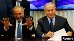 Avigdor Lieberman (kiri), pemimpin partai kanan Yisrael Beitenu dan PM Israel Benjamin Netanyahu gagal membentuk pemerintahan koalisi. 