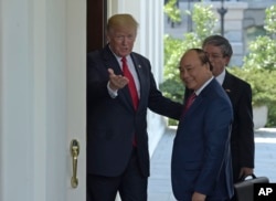 President Donald Trump welcomes Vietnamese Prime Minister Nguyen Xuan Phuc to the White House in Washington, May 31, 2017.