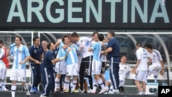 Lionel Messi dipeluk oleh rekan-rekan timnya setelah mencetak gol yang membawa kemenangan Argentina atas Brazil, 4-3, Juni lalu (foto: dok).
