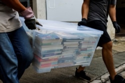 港警突襲並蒐查學生組織“賢學思政”的會址和倉庫，帶走電腦書籍等物品。（2021年9月20日）