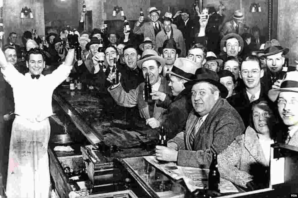 Amerika vətəndaşları alkoqollu içkilərə qoyulan qadağanın ləğvini bayram edir. 5 dekabr, 1933.