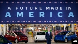 Президент США Джо Байден во время посещения завода по сборке электромобилей General Motors Factory ZERO в Детройте (архивное фото, 17 ноября 2021 г.)