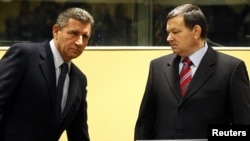 Ante Gotovina (levo) i Mladen Markač zajedno u sudnici Tribunala