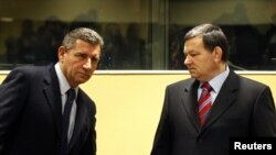 Ante Gotovina (kiri), mantan komandan tentara Kroasia dan Mladen Markac, mantan komandan polisi Kroasia dalam ruang sidang Mahkamah Internasional di Den Haag (16/11). Mahkamah Internasional telah membebaskan kedua jendral ini dari tuduhan sebagai pelaku kejahatan perang Balkan 1991-1995.