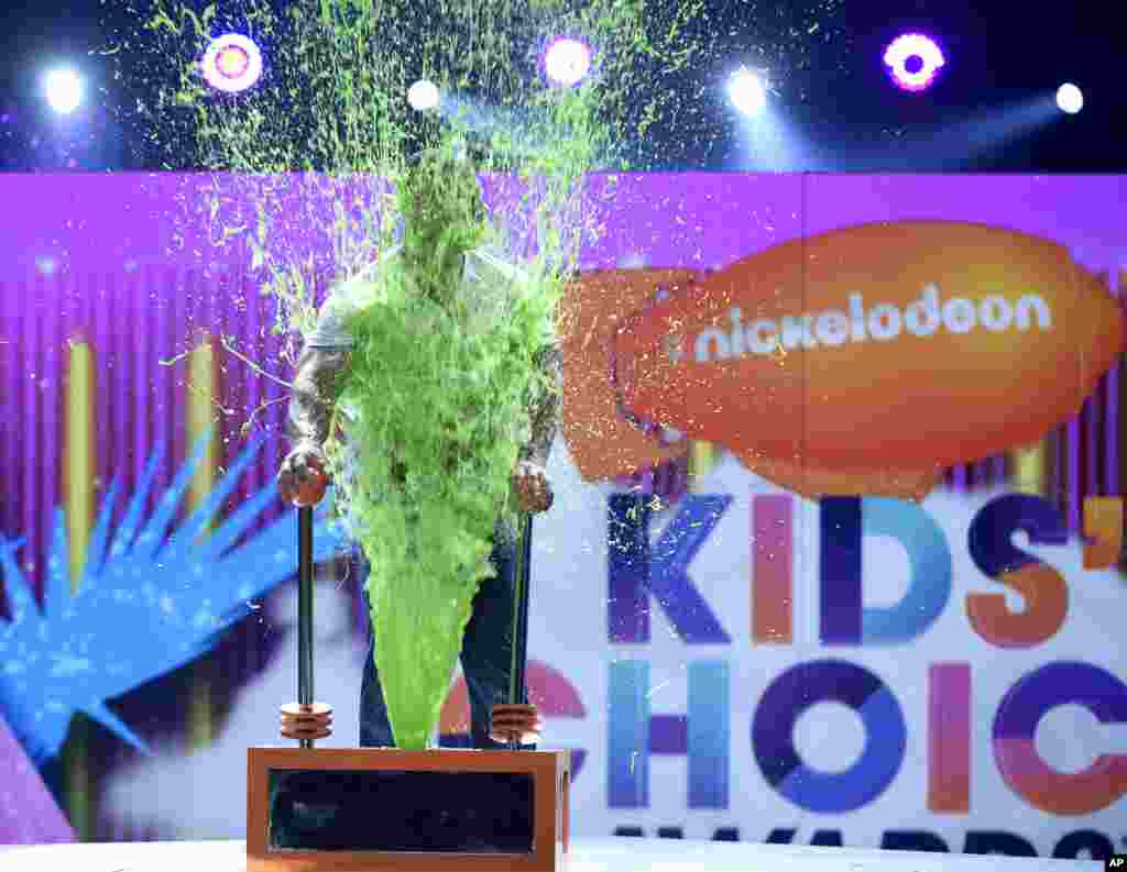 លោក John Cena ប្រឡាក់​ដី​ភក់​ នៅ​ក្នុង​កម្មវិធី Kids' Choice Awards នៅ​មជ្ឈមណ្ឌល Galen ក្នុង​ក្រុង Los Angeles រដ្ឋ California កាលពី​ថ្ងៃទី១១ ខែមីនា ឆ្នាំ២០១៧។