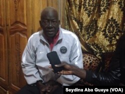 Le doyen Djibril Gueye, responsable au quai de pêche de Saint-Louis, au Sénégal, le 4 février 2018. (VOA/Seydina Aba Gueye)