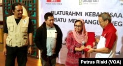 Alissa Wahid menerima kembali Medali Ramon Magsaysay Award dari Gusdurian Surabaya, medali ini diterima Gus Dur pada 1991 dan sempat hilang hingga ditemukan kembali di pasar loak di Surabaya, 27 Juni 2019. (Foto: Petrus Riski/VOA)