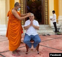 ​លោក ឌួង ឆាយ ត្រូវបានព្រះសង្ឃកោរសក់ ពេលសម្រេចចិត្តបួសជាព្រះសង្ឃ ក្រោយរឿងអាស្រូវប្រព្រឹត្តអំពើហិង្សាលើភរិយា។