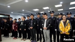 中国河北邢台法院对被控向美国走私贩运芬太尼的九名被告进行判决。（2019年11月7日）
