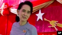 Pemimpin oposisi Myanmar Aung San Suu Kyi seusai memberikan keterangan kepada pers di Yangon, Myanmar (5/11).