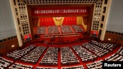 中国政协代表在北京人大会堂参加全国政协会议开幕会。（2020年5月21日）