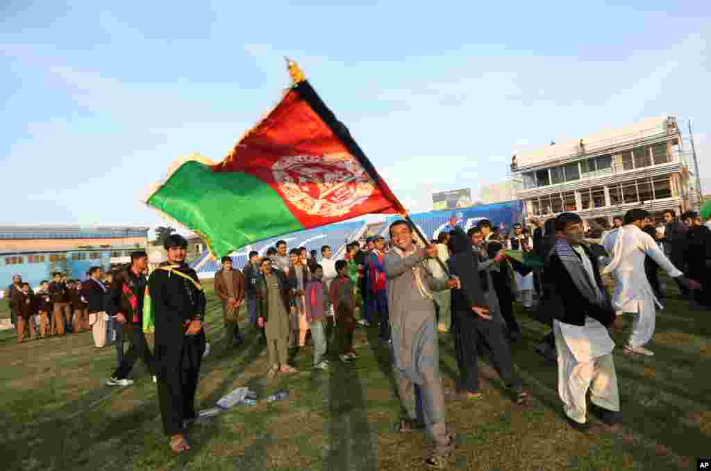 Cổ động viên Afghanistan ăn mừng chiến thắng của đội tuyển cricket quốc gia trước Zimbabwe khi đội quay trở về và ăn mừng ở thủ đô Kabul, Afghanistan.