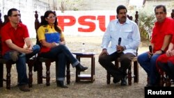 Venezuela's acting President and Presidential candidate Nicolas Maduro (2nd R), his wife Cilia Flores (2nd L) sit with brother of late President Hugo Chavez, governor of Barinas Adan Chavez (R), and President Chavez's son-in-law, Venezuela's Vice President Jorge Arreaza, as they attend a ceremony in the state of Barinas, Apr. 2, 2013.