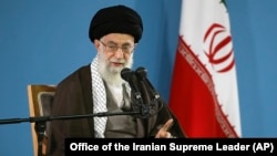 El líder supremo iraní, ayatolá Ali Khamenei, habló en una reunión con estudiantes en Teherán, el martes, 3 de noviembre de 2015. 