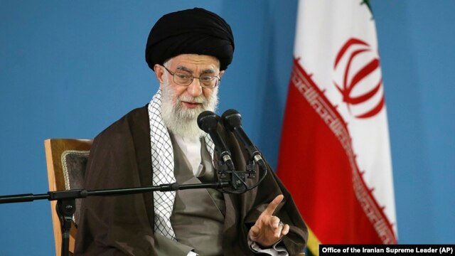 El líder supremo iraní, ayatolá Ali Khamenei, habló en una reunión con estudiantes en Teherán, el martes, 3 de noviembre de 2015.  