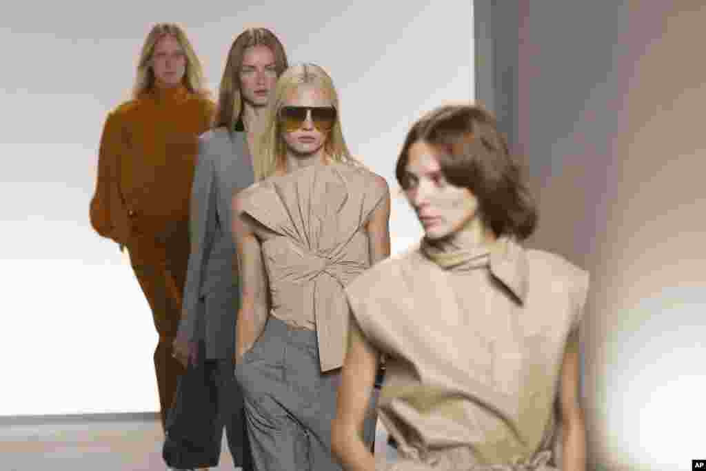 این مدل ها در هفته مد پاریس، لباس هایی از برند لوکس فرانسوی ژیوانشی به تن کرده اند.&nbsp;