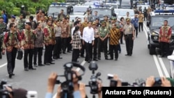 조코 위도도 인도네시아 대통령(가운데 흰옷)이 14일 테러 공격이 발생한 자카르타 도심의 사건 현장을 방문했다.
