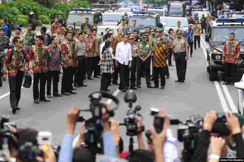 انڈونیشیا کے صدر جوکو ویدودو نے جائے دھماکے کا معائنہ کیا۔&nbsp;