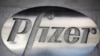 El logotipo de Pfizer se muestra en su edificio en el distrito de Manhattan de Nueva York, Estados Unidos, el 29 de octubre de 2015.