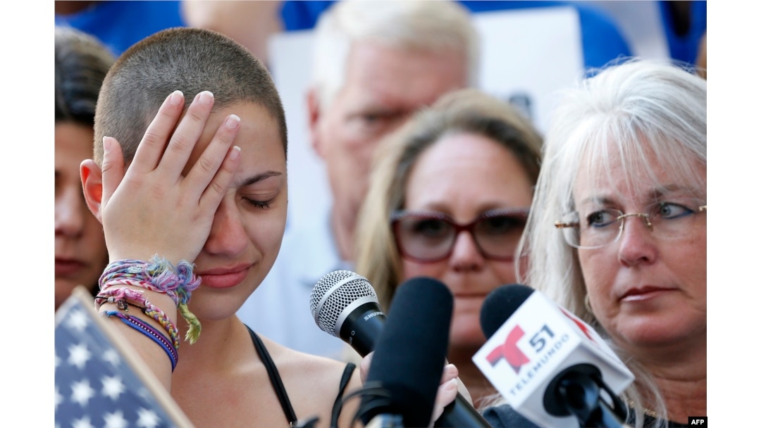 Reaksi Emma Gonzalez, pelajar SMU Marjory Stoneman Douglas, pada saat berpidato di demonstrasi memprotes kontrol kepemilikan senjata api di gedung pengadilan AS, di Fort Lauderdale, Florida, 17 Februari 2018.