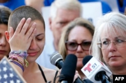 Reaksi Emma Gonzalez, pelajar SMU Marjory Stoneman Douglas, pada saat berpidato di demonstrasi memprotes kontrol kepemilikan senjata api di gedung pengadilan AS, di Fort Lauderdale, Florida, 17 Februari 2018.
