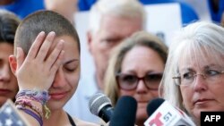 Emma Gonzalez, étudiante de Marjory Stoneman Douglas High School, survivante de la fusillade, réagit lors d'un rassemblement contre les armes à feu au Palais de justice des États-Unis à Fort Lauderdale, Floride, 17 février 2018.