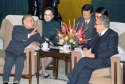1989年11月10日，中國領導人鄧小平和美國前國務卿基辛格在北京人民大會堂交談。