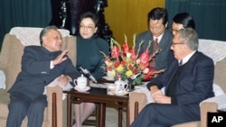 1989年11月10日，中國領導人鄧小平和美國前國務卿基辛格在北京人民大會堂交談。