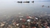 Sampah-sampah plastik tampak mencemari Laut Teluk Lampung, Bandar Lampung, 21 Februari 2019 lalu (foto: ilustrasi).