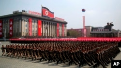 Soldados norcoreanos marchan por la plaza Kim Il Sung durante un desfile militar en Pyongyang, para celebrar el 105 aniversario de nacimiento de Kim Il Sung, el último fundador del país y abuelo del actual gobernante Kim Jong Un, sábado 15 de abril de 2017.