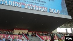 Upacara pembukaan kejuaraan dunia terjun payung militer di stadion Manahan, Solo, 19 September 2014 (Foto:VOA/Yudha)