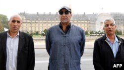 Boaza Gasmi, membre du CNLH, Rachid Dridi, porte-parole du CNLH Harkis (ancien soldat nord-africain français de la guerre d'Algérie) et porte-parole Mohamed Badi posent pour une photo devant l'Hôtel des Invalides à Paris le 5 septembre 2018