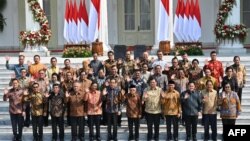 Presiden Joko Widodo (baris depan ke-6 kiri) dan Wakil Presiden Ma'ruf Amin (baris depan ke-6 dari kanan) bersama menteri-menteri kabinet baru di Istana Merdeka, Rabu, 23 Oktober 2019. (Foto: AFP)