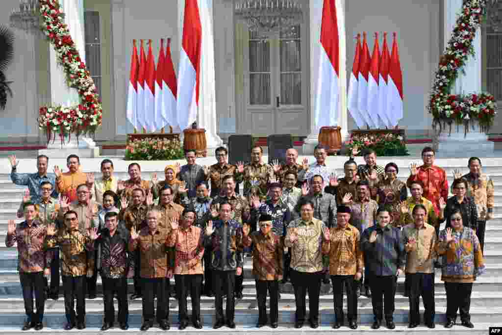 Presiden Joko Widodo (baris depan ke-6 kiri) dan Wakil Presiden Ma&#39;ruf Amin (baris depan ke-6 dari kanan) bersama menteri-menteri kabinet baru di Istana Merdeka, Rabu, 23 Oktober 2019. (Foto: AFP)