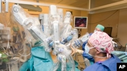 Dokter bedah menggunakan robot da Vinci untuk membantu operasi hernia di University Hospital Geneva, di Jenewa, Swiss, 13 November 2008.