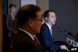 Asiana Airlines CEO Kim Soo Cheon (R) speaks at a press conference in Seoul, Feb. 10, 2014.