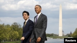 지난 27일 바락 오바마 미국 대통령(오른쪽)이 미국 방문 중인 아베 신조 일본 총리와 워싱턴의 링컨 기념관을 방문했다. 두 정상의 뒤로 워싱턴 기념비가 보인다.