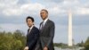 2015年4月27日，美国总统奥巴马和来访的日本首相安倍晋三参观华盛顿林肯纪念堂，背景是华盛顿纪念碑。