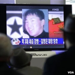 Stasiun TV Korea Selatan menyiarkan berita tentang Kim Jong Un.