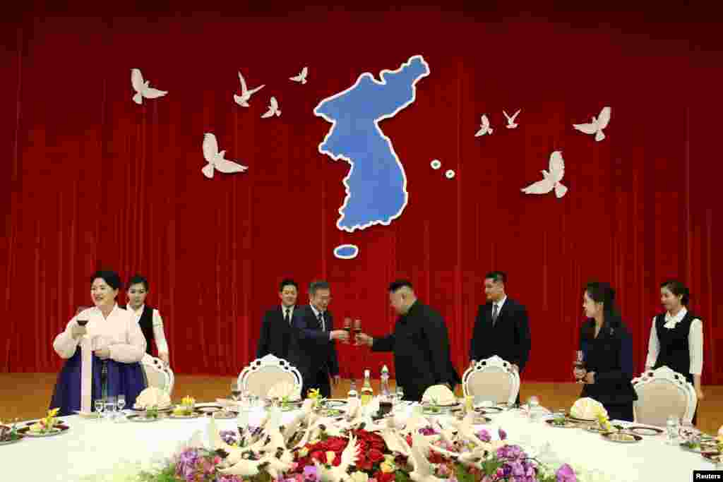 문재인 한국 대통령과 김정은 북한 국무위원장이 평양 목란관에서에서 열린 남북정상회담 환영 만찬에서 건배하고 있다.