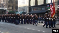 參加遊行的美國陸戰隊