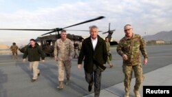 U.S. Secretary of Defense Chuck Hagel walks from a blackhawk helicopter to his military transport aircraft in Kabul, March 11, 2013, as he returns to Washington. REUTERS/Jason Reed (AFGHANISTAN - Tags: MILITARY POLITICS) - RTR3EU52