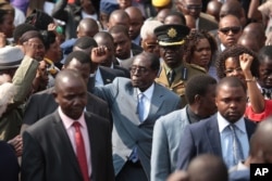 UMongameli Robert Mugabe labanye abalwa impi yenkululeko.