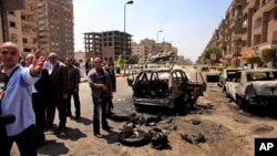 이집트 보안군이 5일 무함마드 이브라힘 내무장관 자택 근처에서 일어난 폭탄 공격 현장을 조사중이다. 