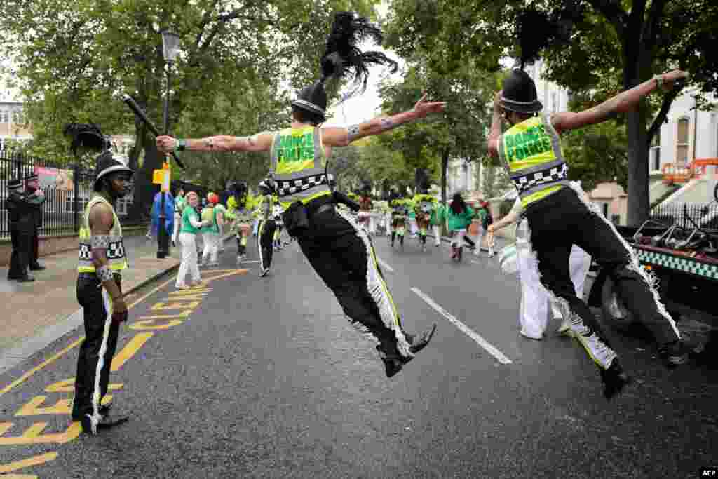 영국 런던에서 열린 &#39;노팅힐 축제&#39; 둘째날에 퍼레이드에 참가한 무용수들이 춤을 추고 있다.