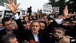 တူရကီ Zaman သတင္းစာအယ္ဒီတာခ်ဳပ္ Ekrem Dumanli က အဖမ္းခံရစဥ္ အားေပးေနတဲ့ ေထာက္ခံသူေတြကို ျပန္လည္အသိအမွတ္ျပဳစဥ္။ (ဒီဇင္ဘာ ၁၄၊ ၂၀၁၄) 