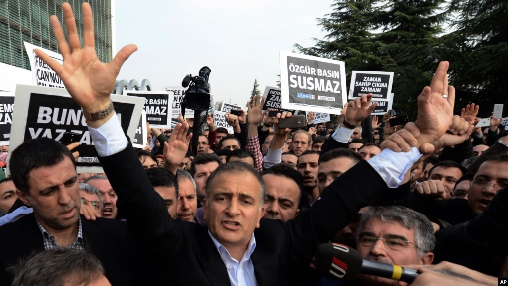 Turkish Police Raid Media Close to Erdogan Rival