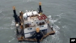 En esta foto, tomada el 9 de septiembre de 2011 y liberada por la marina mexicana el septiembre de 2011 una plataforma petrolera flota en el mar tras ser afectada por la tormenta tropical Nate.