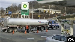 La gasolina ha subido $4 dólares por galón (más de $1 dólar por litro), en las estaciones de servicio del área de Washington.